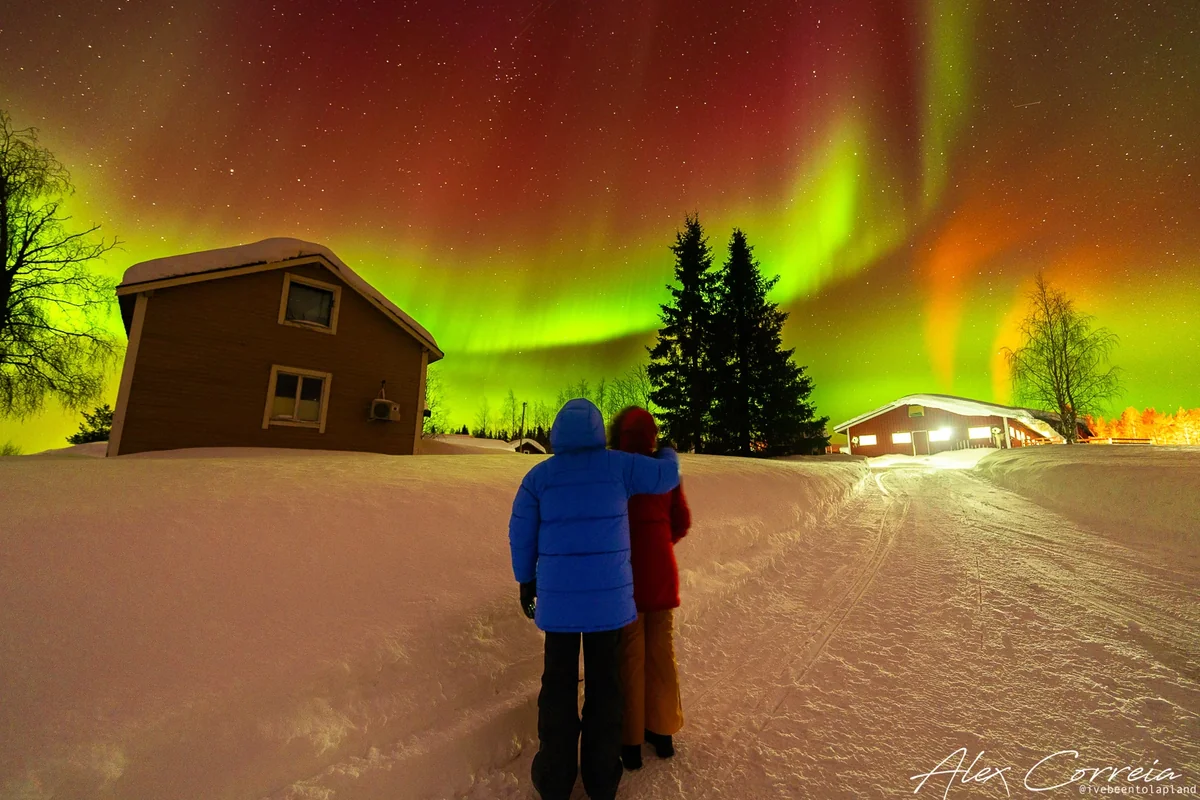 Aurora colorida na Lapônia Finlandesa
